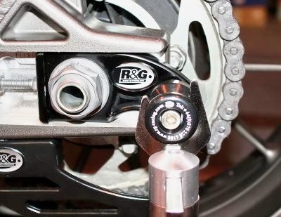 Přídavné ochranné špulky na kyvku (pár), Triumph Street Triple '07- / Daytona 675, černé